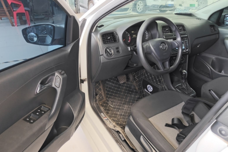 Volkswagen Polo 2016 car image #16