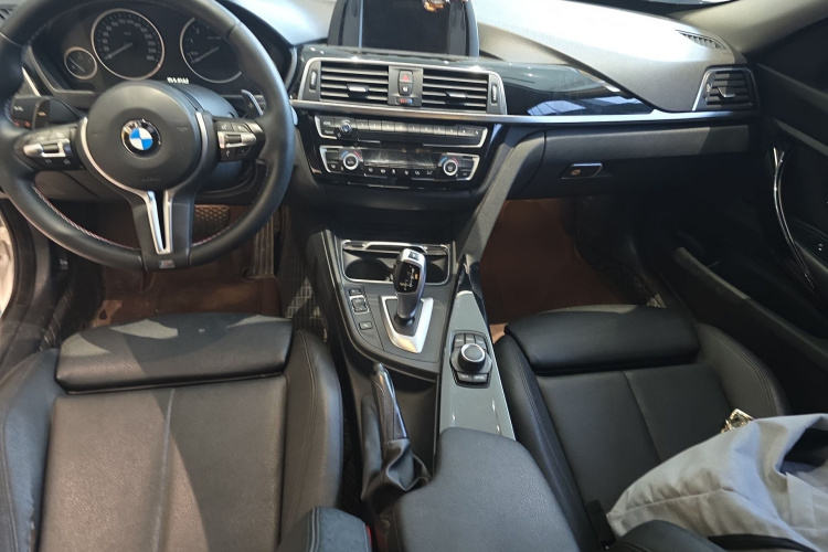 BMW 3 Series GT 2018 car image #10