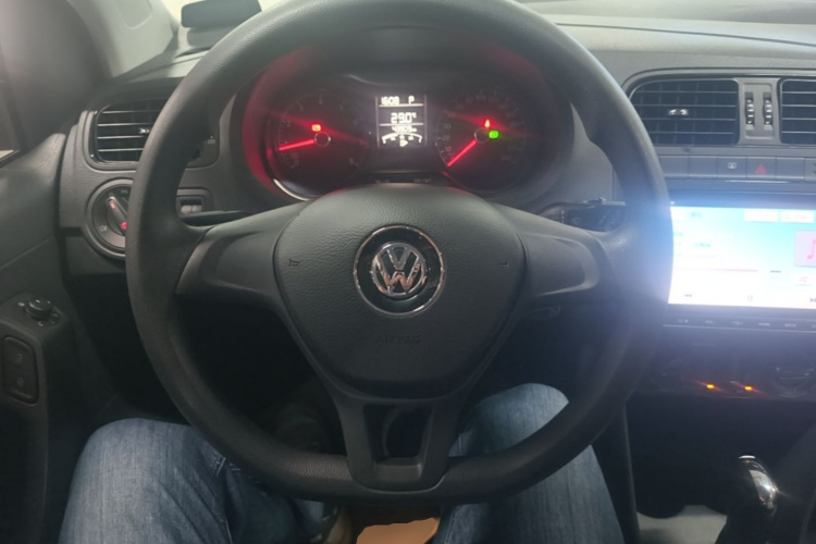 Volkswagen Polo 2016 car image #11