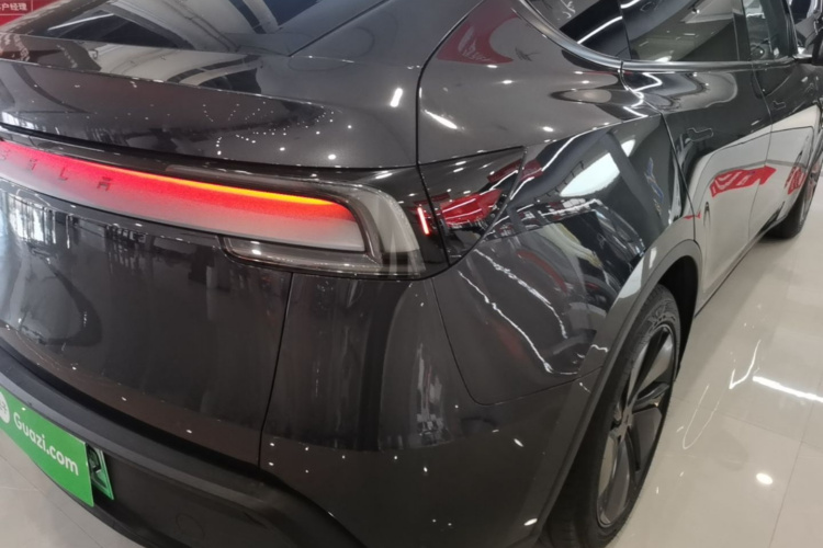 Tesla Model Y 2025 #8 Tesla Model Y 2025 car image #8
