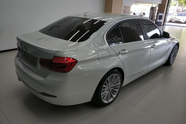 BMW 3 Series 2018 car image #5
