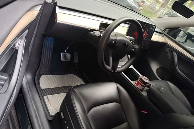 Tesla Model Y 2023 immagine di auto #16