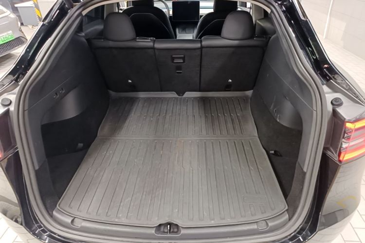Tesla Model Y 2021 car image #21