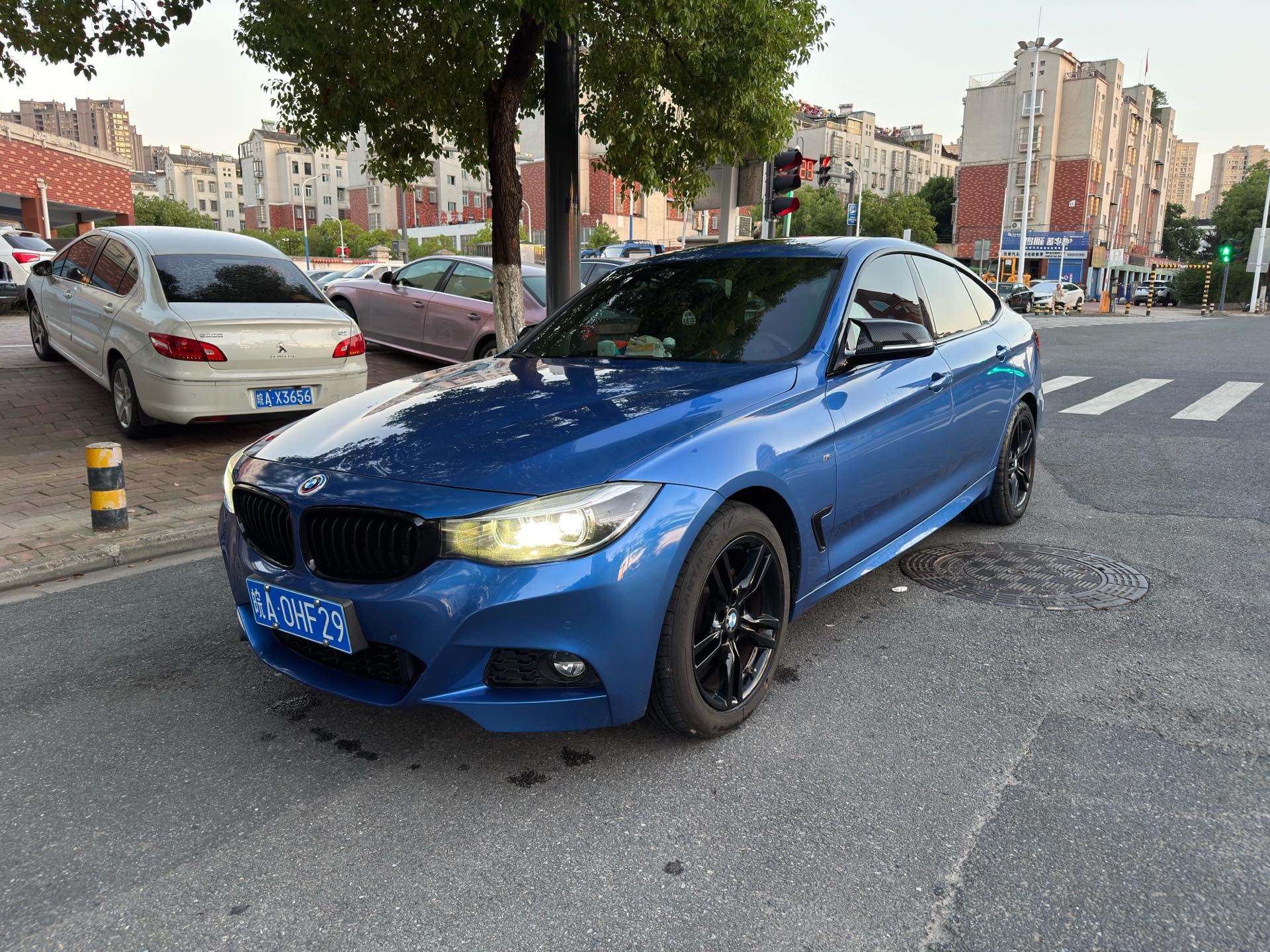 BMW 3 Series GT 2019 BMW 3 Series GT 2019 car image