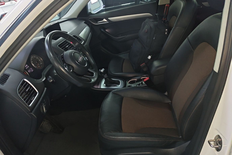 Audi Q3 2018 car image #19