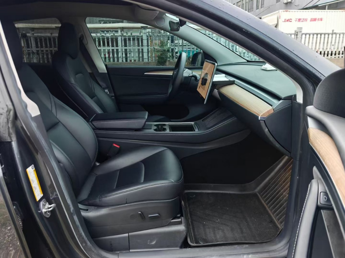 Tesla Model Y 2022 car image #3