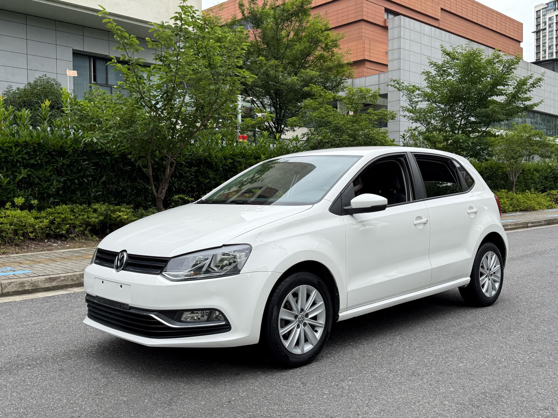 Volkswagen Polo 2015 car image 