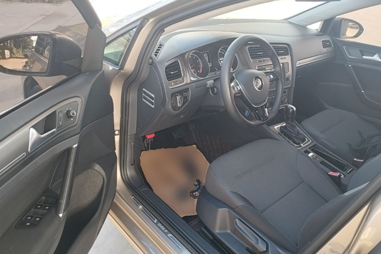 Volkswagen Golf 2017 car image #16