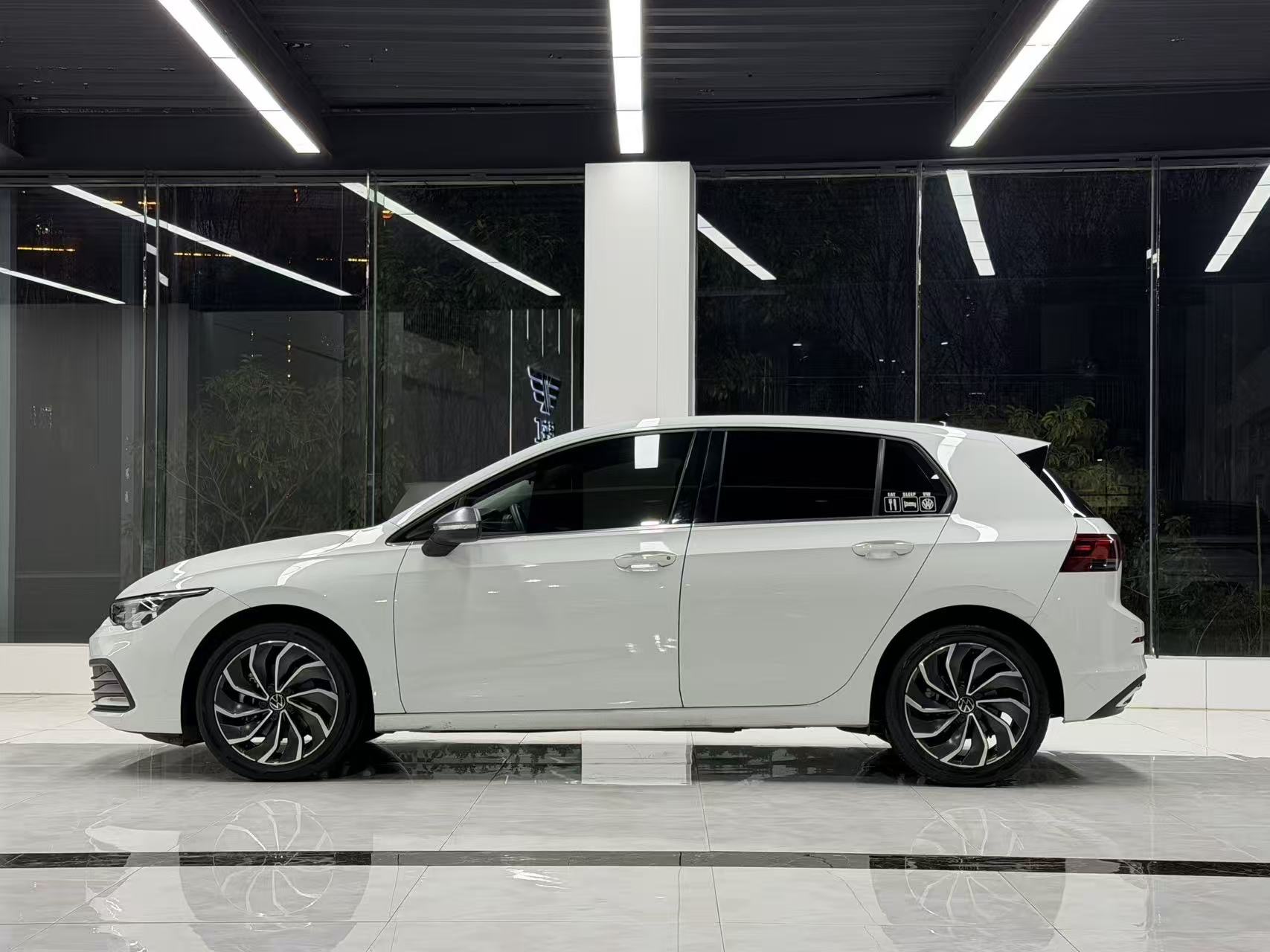 Volkswagen Golf 2023 car image #3