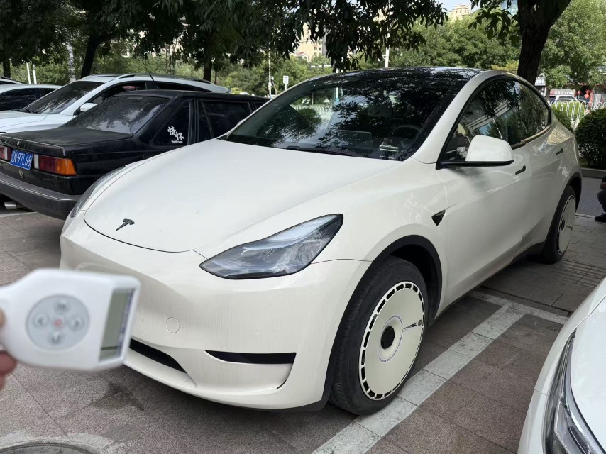 Tesla Model Y 2023 car image 