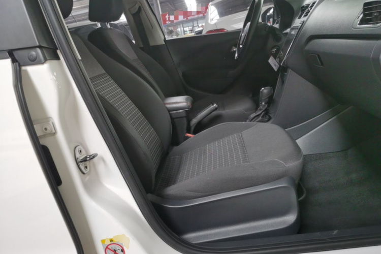 Volkswagen Polo 2017 car image #24
