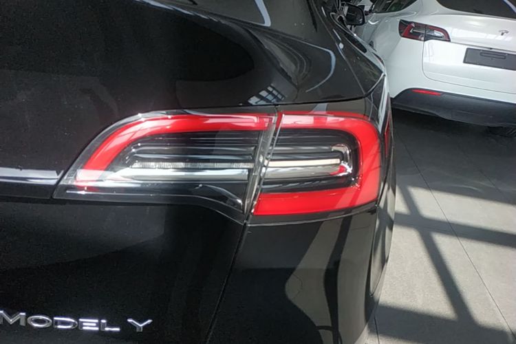Tesla Model Y 2023 car image #8