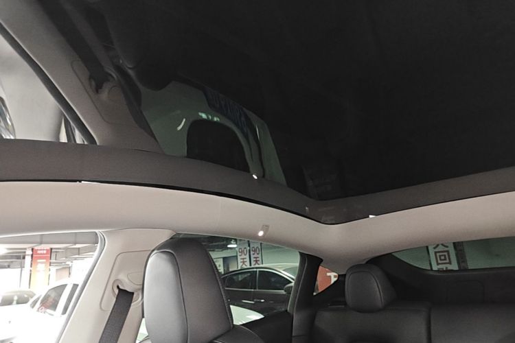 Tesla Model Y 2023 car image #18
