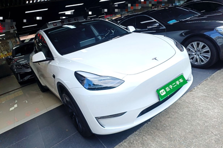 Tesla Model Y 2025 #4 Tesla Model Y 2025 car image #4
