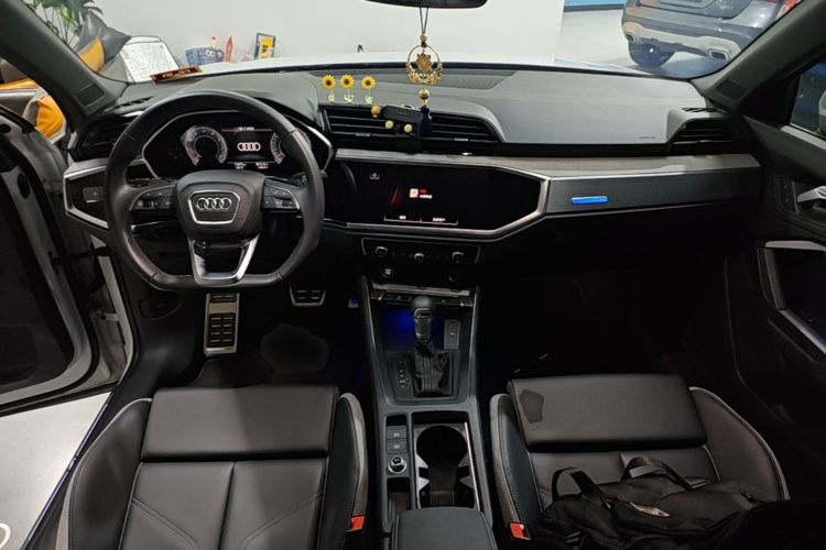 Audi Q3 2024 car image #11