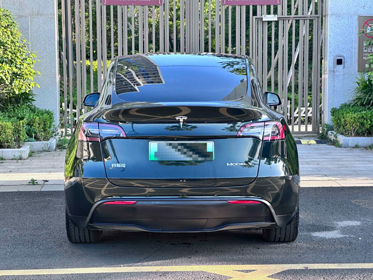 Tesla Model Y 2023 car image #10