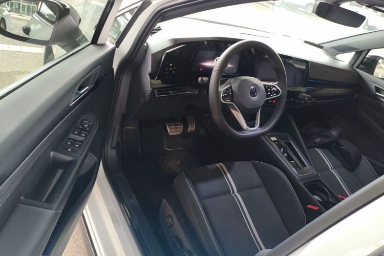 Volkswagen Golf 2023 car image #16