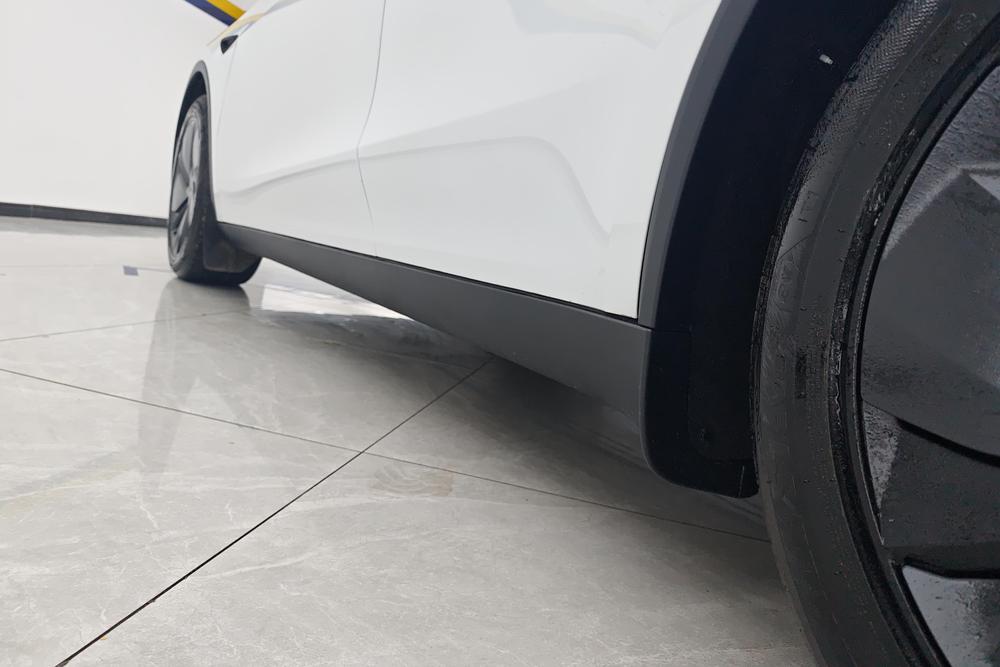 Tesla Model Y 2025 car image #10