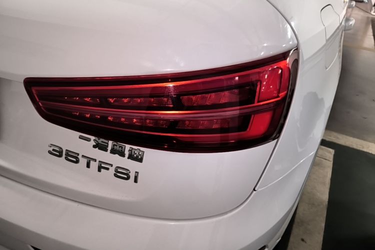 Audi Q3 2017 car image #8