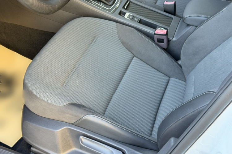 Volkswagen Golf 2018 car image #16