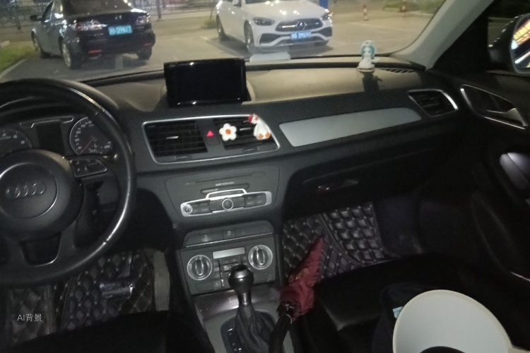 Audi Q3 2015 car image #11