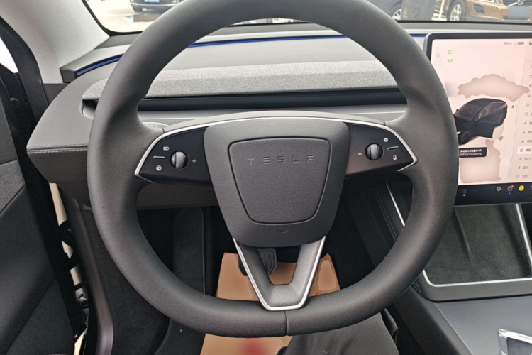 Tesla Model Y 2025 #11 Tesla Model Y 2025 car image #11