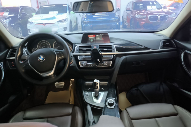 BMW 3 Series 2018 car image #10