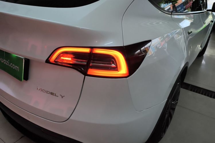 Tesla Model Y 2023 car image #8