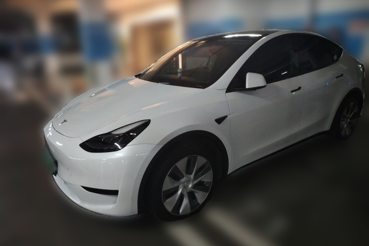 Tesla Model Y 2023 car image #2