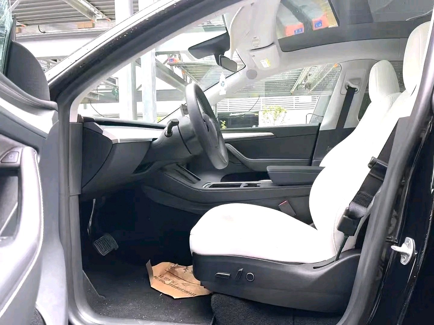 Tesla Model Y 2023 car image #4