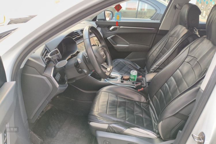 Audi Q3 2019 car image #17