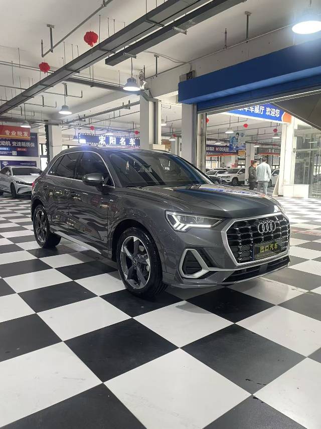 Audi Q3 2022 car image #3