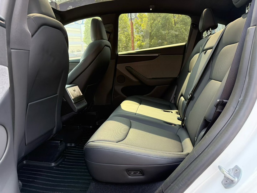 Tesla Model Y 2026 #6 Tesla Model Y 2026 car image #6
