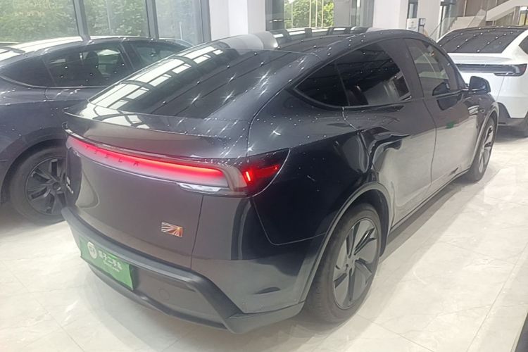 Tesla Model Y 2025 immagine di auto #7