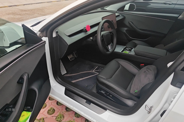 Tesla Model 3 2026 immagine di auto #18