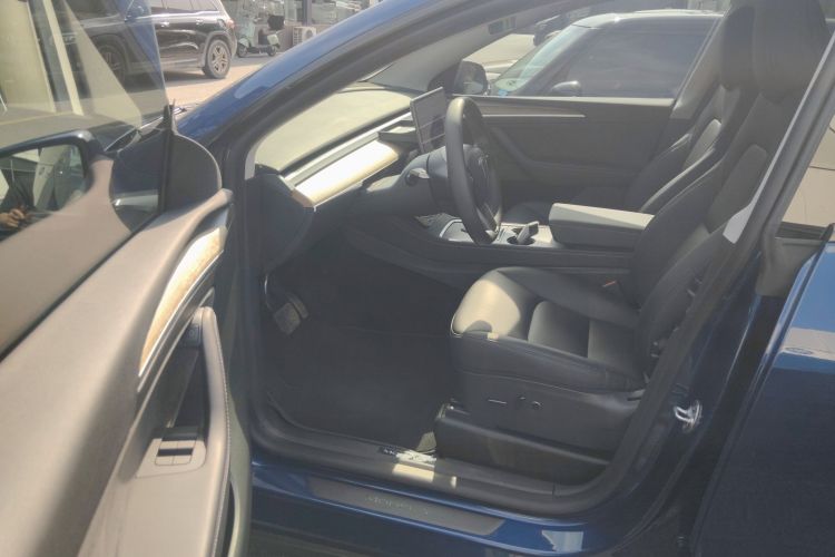 Tesla Model Y 2023 car image #16