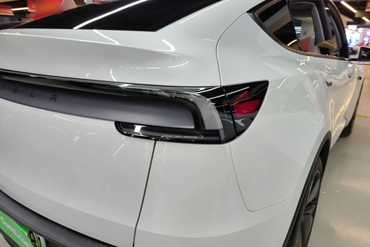 Tesla Model Y 2025 immagine di auto #8