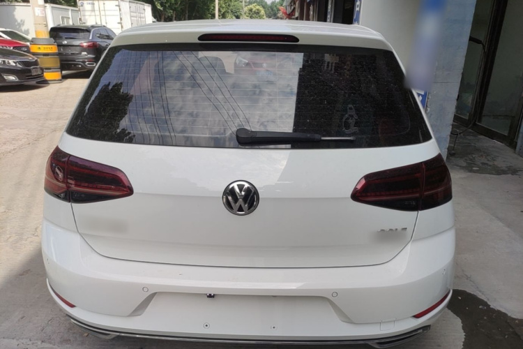 Volkswagen Golf 2018 car image #6