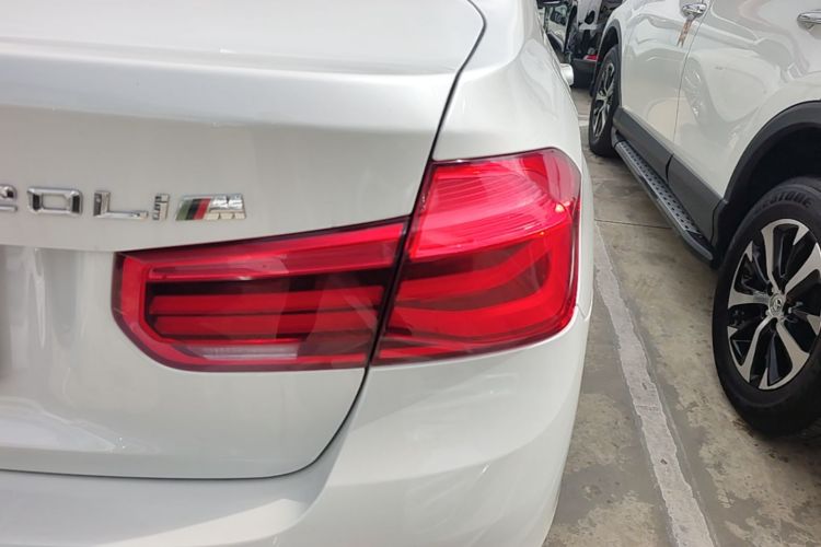 BMW 3 Series 2018 car image #8
