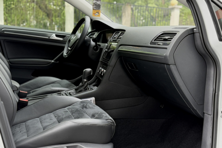 Volkswagen Golf 2019 car image #21