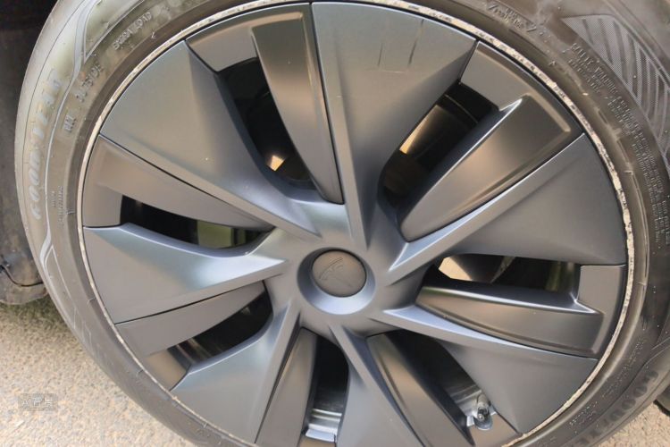 Tesla Model Y 2023 car image #9