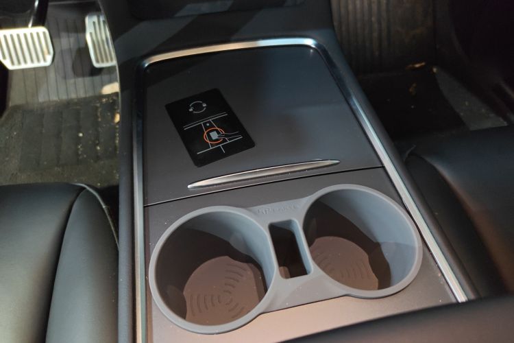 Tesla Model Y 2022 car image #18