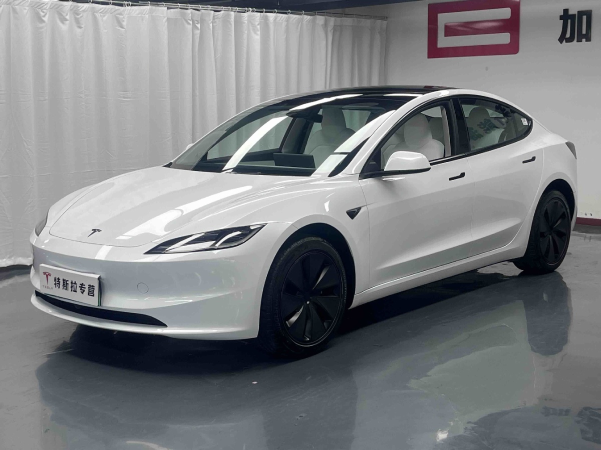 Tesla Model 3 2026 immagine di auto 