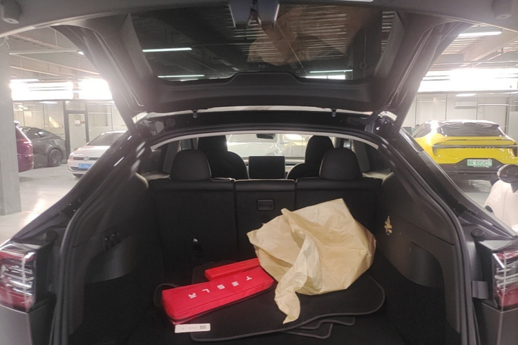 Tesla Model Y 2022 car image #21