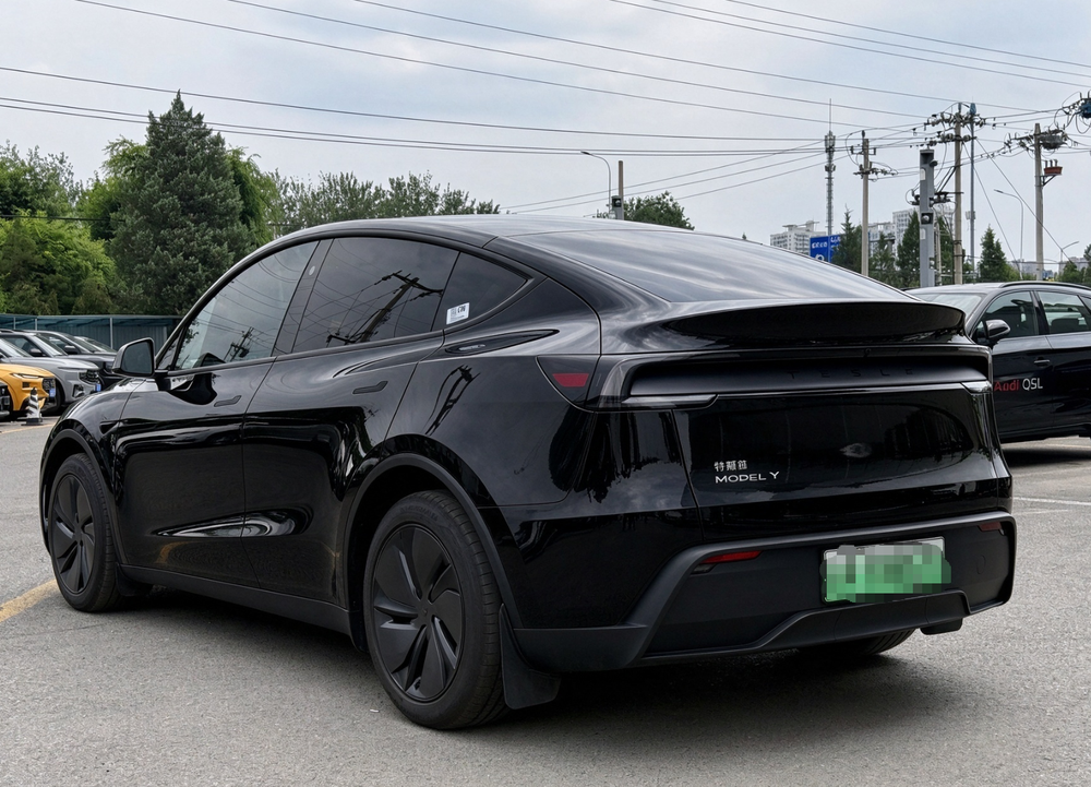Tesla Model Y 2025 #4 Tesla Model Y 2025 car image #4