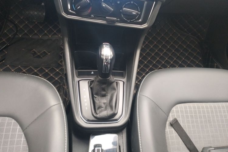 Volkswagen Santana 2019 صورة سيارة #14