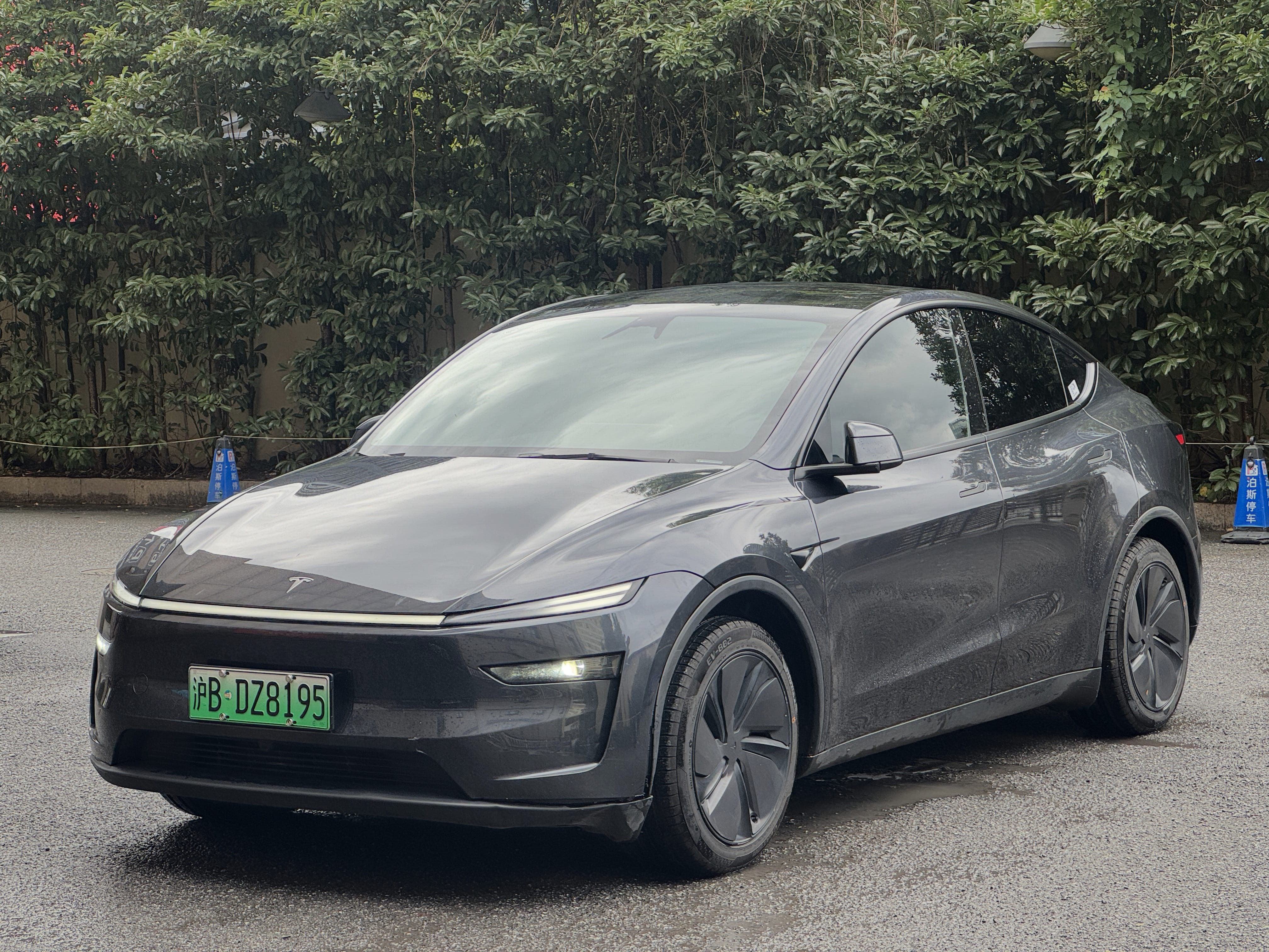 Tesla Model Y 2025 immagine di auto #2