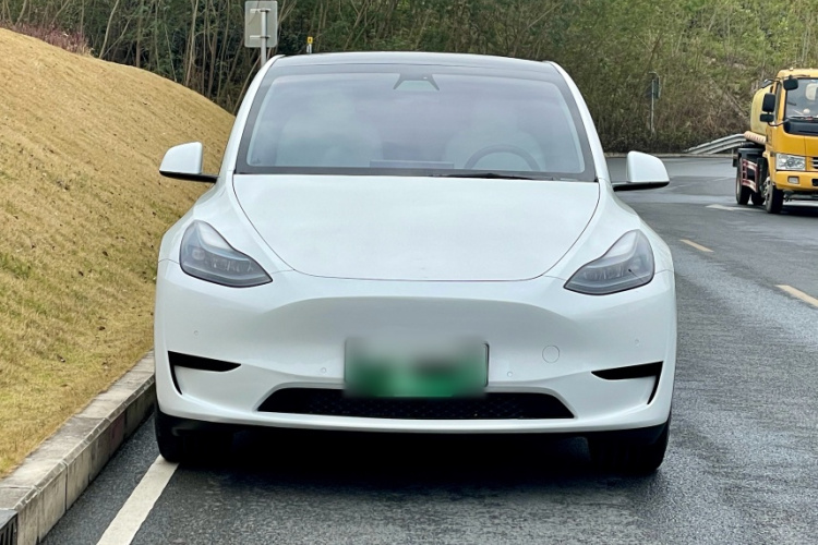 Tesla Model Y 2023 car image #7