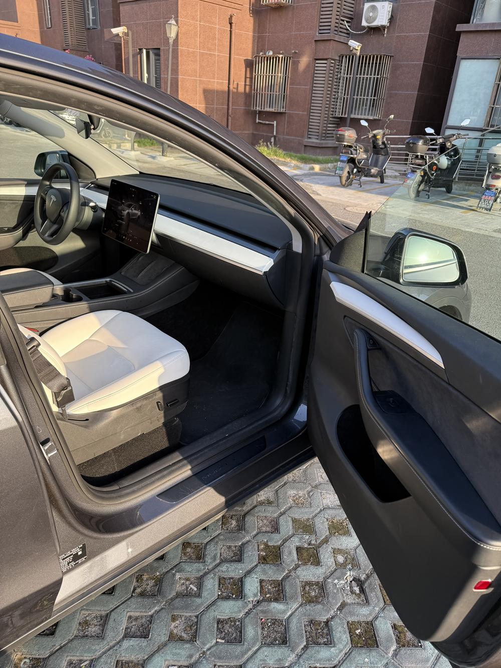 Tesla Model Y 2023 #12 Tesla Model Y 2023 car image #12