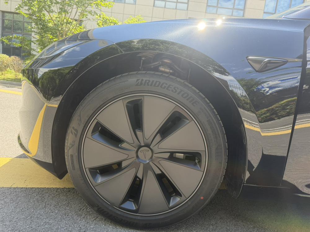 Tesla Model 3 2026 immagine di auto #13